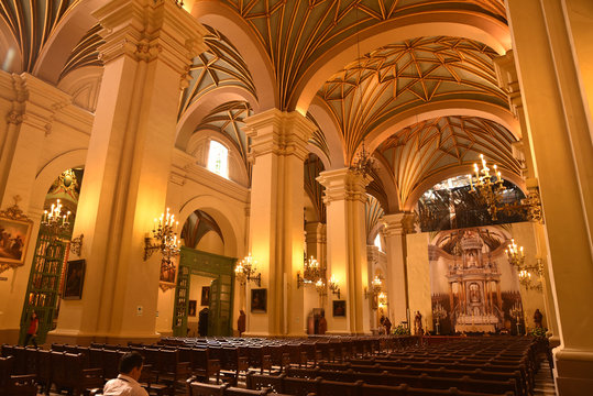 Grande nef à la cathédrale de Lima, Pérou