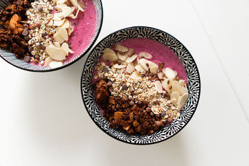 Smoothie Bowl - Himbeer auf weißem Hintergrund_1