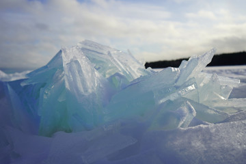 Fototapeta na wymiar pieces of ice on a frozen lake in Karelia