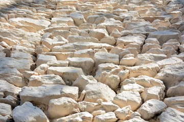 Textura de un muro construído con piedras pintadas de blanco en la Alpujarra de Granada, España	