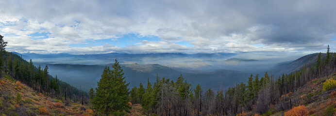 Fototapeta na wymiar Misty mountain panoramic view from Green Ridge Lookout in Central Oregon.