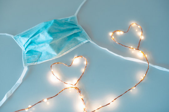 Rapporto di amore tra medico e paziente. Concetto rappresentato da Mascherina con simbolo del cuore