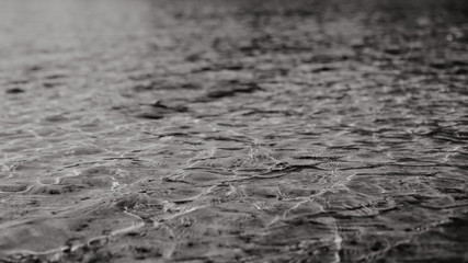 L'eau cristalline en noir et blanc