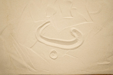 Obraz premium letters of the arabic alphabet drawn in the sand