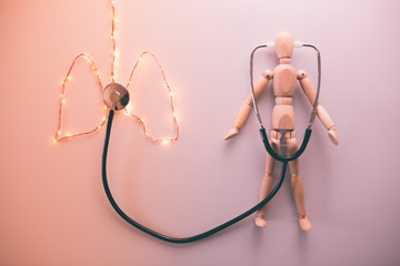 Medico specializzato in pneumologia toracica, medicina interna. Concetto con polmoni stilizzati.