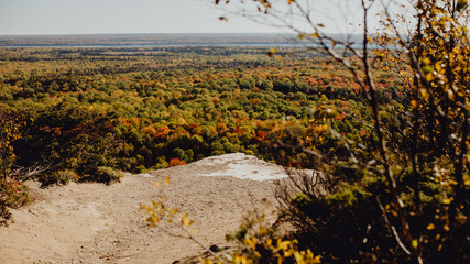 Au bout de la randonn&eacute;e, vue sur les for&ecirc;ts de l'Ontario