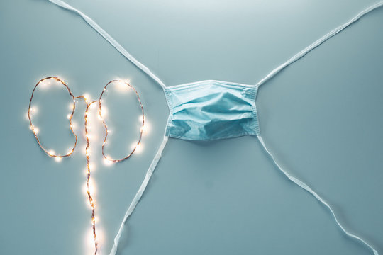 Urologia con reni stilizzati e mascherina per operazione. Vista alto, livello piatto sfondo blu.