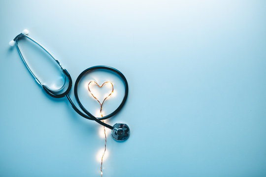 Concetto di medico privato anonimo con stetoscopio e simbolo del cuore. Banner.