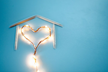 Fototapeta premium La solitudine a casa. Concetto stilizzato con simbolo del cuore