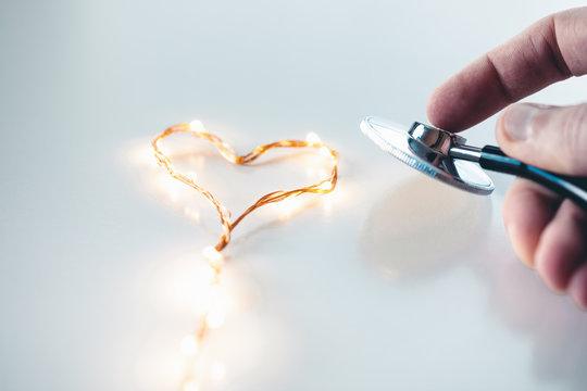 Cardiologo specializzato per operazioni chirurgiche al cuore. Concetto stilizzato.