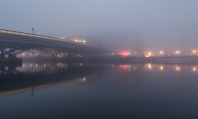 Hauptbahnhof im Nebel mit Brücken in der Nacht