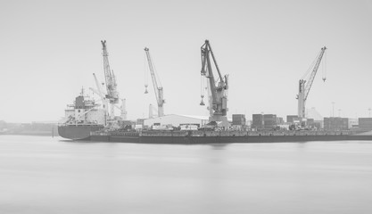 Obraz premium Hamburger Hafen im Nebel Monochrom