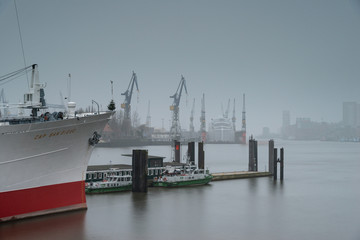 Hamburger Hafen im Nebel mit Schiff