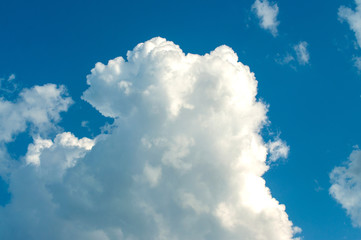 Fototapeta na wymiar thick white clouds in the sky