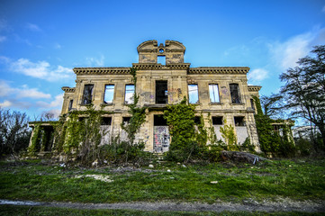 Fototapeta na wymiar abandoned chateau in france