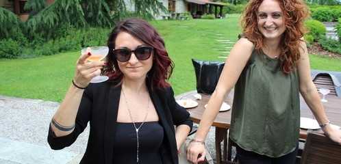 Donne felici al party in primavera