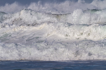 Brandungswellen und Wasserschaum