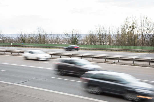 verschwommene autos auf autobahn