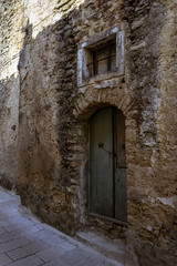 Fototapeta na wymiar Fachada de antigua habitación en piedra con portal