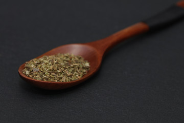 Oregano Gewürz Kräuter auf einem Holzlöffel