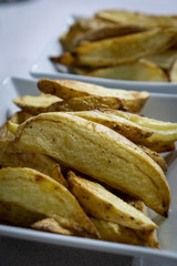 Papas fritas caseras en recipientes blancos