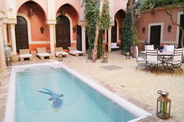 Obraz na płótnie Canvas swimming pool in luxury hotel in marrakech
