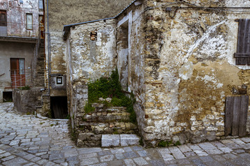 Antigua casa de piedra medieval abandonada con escaleras