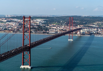 Puente del 25 de Abril en Lisboa el el estuario del río Tajo