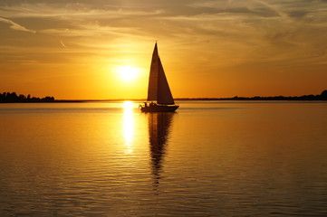 Fototapeta na wymiar sailboat at sunset