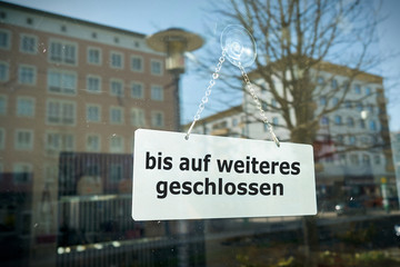 Schild an einem Schaufenster mit der Aufschrift 