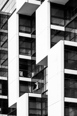 Detalle de la fachada de edificios con sus ventanas.