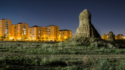 Edificios de pisos iluminados de un barrio de la ciudad de Terrassa por la noche. (Cataluña, España) 