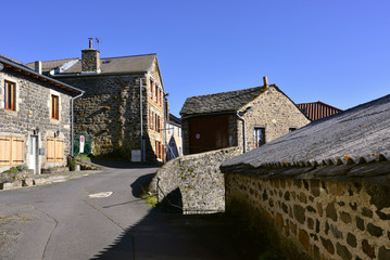 Montée rue des Dentellières à Freycenet-la-Tour (43150), département de la Haute-Loire en...