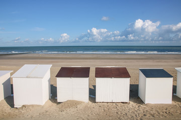 Naklejka premium cabines de plage devant une plage vide