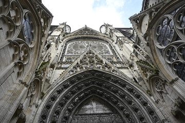 Fototapeta premium Une autre entrés et sortie de la cathédrale de Rouen en Normandie. 