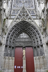 Une autre entrés et sortie de la cathédrale de Rouen en Normandie. 