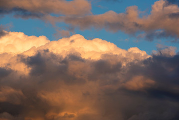 Obraz premium Orange clouds and sky background at golden hour time. Sunset