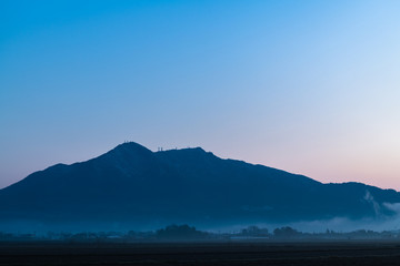 冠雪筑波山の夜明け
