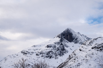 Fototapeta na wymiar Paisaje nevado de montaña en Tromso , en la Laponia Noruega