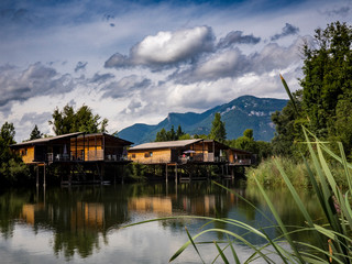 Naklejka premium Maison en bois sur pilotis au-dessus de l'eau