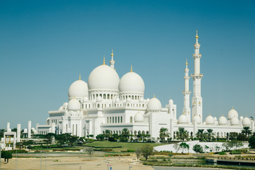 Fototapeta na wymiar Sheikh Zayed Mosque at blue sunny sky at Abu Dhabi