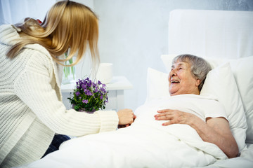 Obraz premium healthcare in hospital concept. daughter visiting old lady in hospital