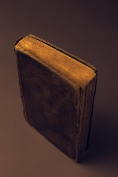 Libro antiguo parado en una mesa