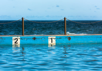 Obraz premium Swimming pool by the sea 