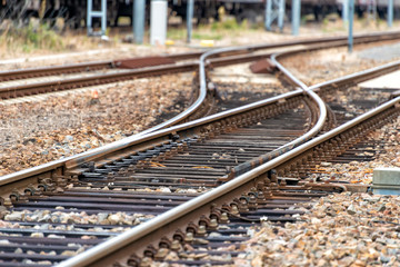 Gleise in einem Bahnhof