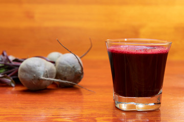 Un vaso de jugo de remolacha