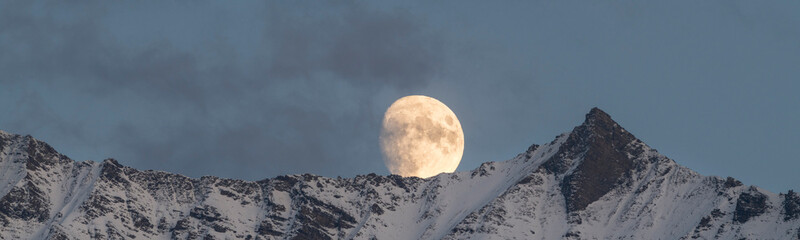 Last night before the supermoon rising over the Tian Shan mountains in southern Kyrgyzstan © Sebastian