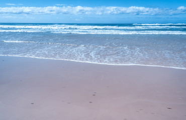 Fototapeta na wymiar The incredible stretch of Fraser Island's sandy beach