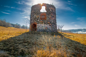 Ruiny wiatraka holenderskiego, stary wiatrak holenderski, cegła , kamień 