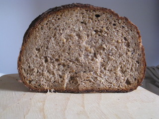 miga de pan de centeno con semillas de hogaza cortada, vista frontal